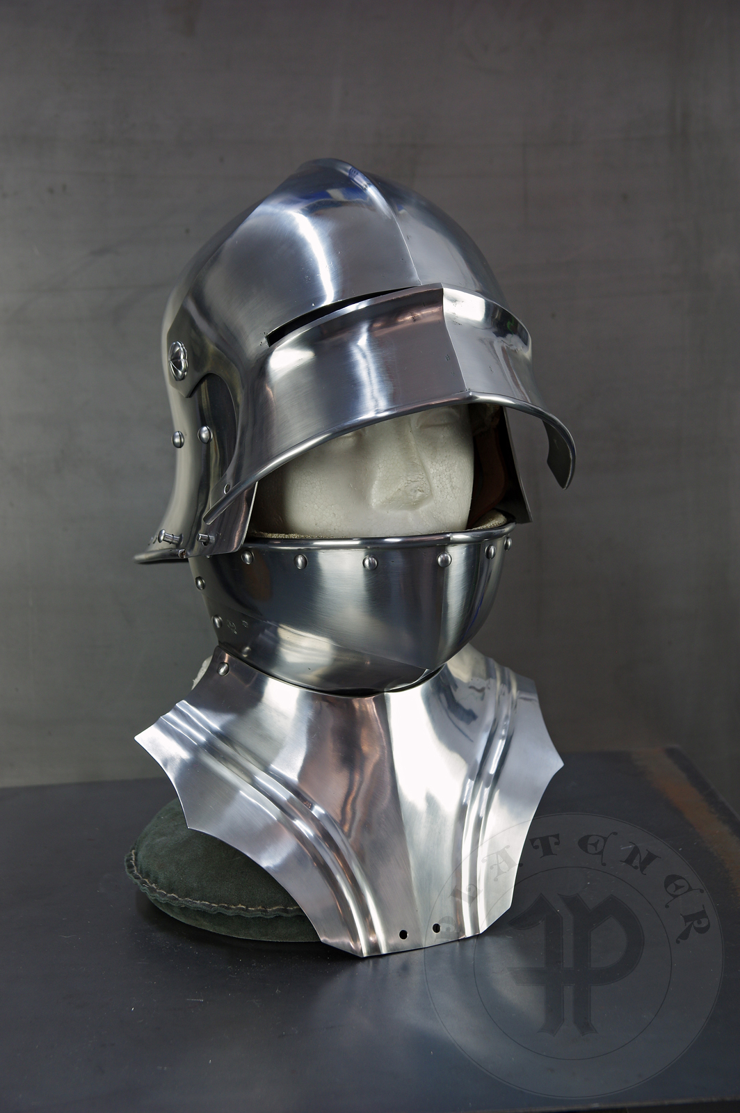 Sallet inspired by example from the Philadelphia Museum of Art; bevor inspired on Churburg CHS25 piece. Period: 1460-1470 Material: 2 mm steel with 0,3 % carbon. Heat treatment: sallet hardened and tempered up to 38 HRC and bevor up to 42 HRC. / Salada inspirowana na originale z Philadelphia Museum of Art; podbrdek oparty na oryginale z Churburga CHS25. Salada hartowana i odpuszczana do 38 HRC a podbrdek do 42 HRC.